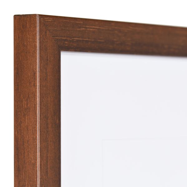 Holz-Profil Top S, dunkelbraun - Ecke Ansicht der Ecke eines schmalen, dunkelbraun lackierten Bilderrahmens mit sichtbarer Holzstruktur und glatter Oberfläche
